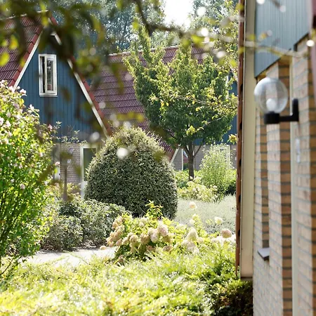With Garden Near Mookerplas, Cleaning Included Semesterbostad